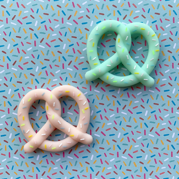 PRETZEL TEETHING TOY (2 Colors)